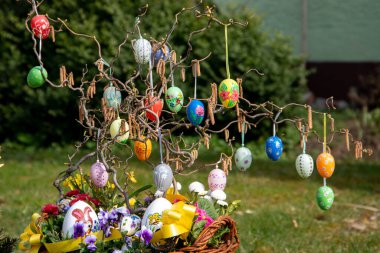 Sepette ve ağaçta paskalya yumurtası