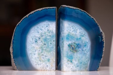 Büyük mavi agat iki parçaya bölünmüş. Seçici odak. 