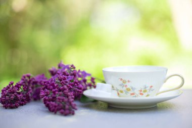 Çiçekli bir fincan çay.