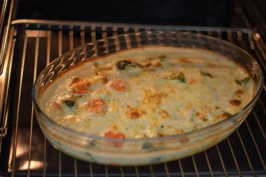 Fırında pişmiş sebzeli tabak..