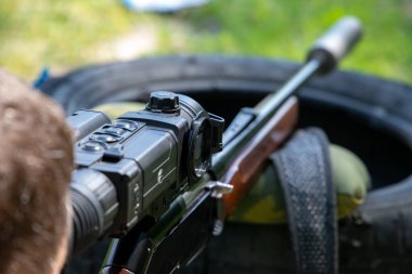 Keskin nişancı hedefe nişan alıyor..