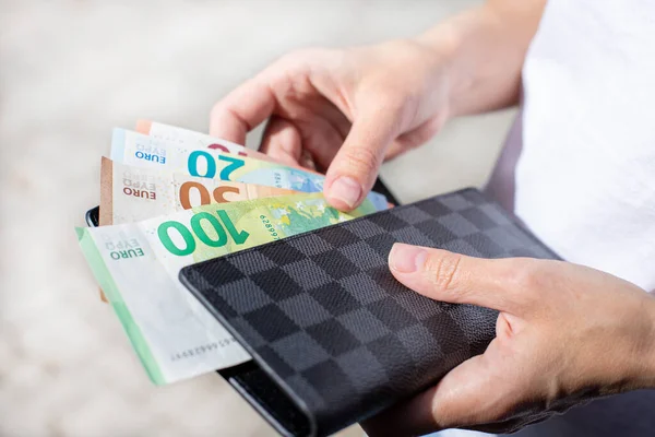 Avro banknotlarıyla el ele tutuşuyorlar