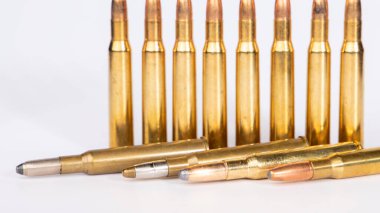 Beyaz arka planda farklı kalibre mermiler var..