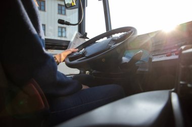 Otobüsü kullanan genç bir kadın, kadın otobüs şoförü. 