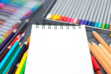 renkli kalemler ve defter, kavram, yazdırılacak yer