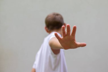 Çocuk avuç içi gösteriyor, zorbalığı bırak.
