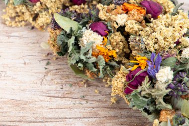 Ahşap arka planda kurutulmuş bitki çayı.