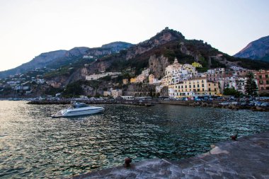 AMalfi, İtalya: 2019 Nisan: İtalya 'nın Campania kentindeki tepelerde güzel Amalfi' nin panoramik manzarası. Amalfi kıyıları Avrupa 'nın en popüler seyahat ve tatil beldesidir.