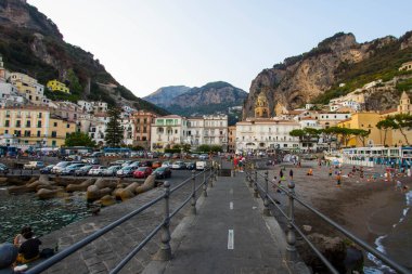AMalfi, İtalya: 2019 Nisan: İtalya 'nın Campania kentindeki tepelerde güzel Amalfi' nin panoramik manzarası. Amalfi kıyıları Avrupa 'nın en popüler seyahat ve tatil beldesidir.