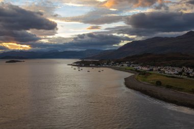 İskoçya 'nın Skye Adası' ndaki Elgol 'daki kayalık plajı. İskoçya 'nın Skye Adası' ndaki Loch Fada Gölü 'nde sisli bir sabahın minimalist İskoç manzarası