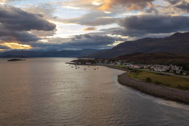 İskoçya 'nın Skye Adası' ndaki Elgol 'daki kayalık plajı. İskoçya 'nın Skye Adası' ndaki Loch Fada Gölü 'nde sisli bir sabahın minimalist İskoç manzarası