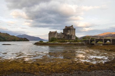 İskoçya 'daki Ortaçağ Eilean Donan Kalesi. İskoçya 'nın Skye Adası' ndaki Loch Fada Gölü 'nde sisli bir sabahın minimalist İskoç manzarası.