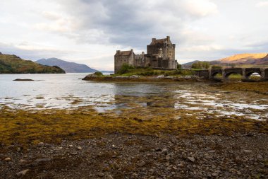 İskoçya 'daki Ortaçağ Eilean Donan Kalesi. İskoçya 'nın Skye Adası' ndaki Loch Fada Gölü 'nde sisli bir sabahın minimalist İskoç manzarası.