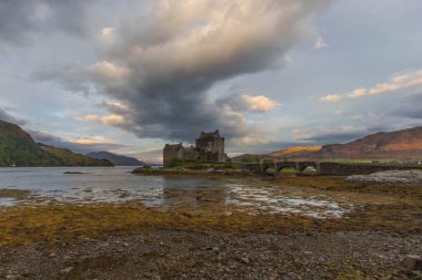 İskoçya 'daki Ortaçağ Eilean Donan Kalesi. İskoçya 'nın Skye Adası' ndaki Loch Fada Gölü 'nde sisli bir sabahın minimalist İskoç manzarası.