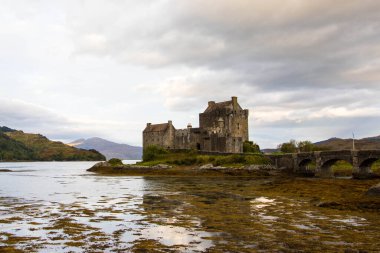 İskoçya 'daki Ortaçağ Eilean Donan Kalesi. İskoçya 'nın Skye Adası' ndaki Loch Fada Gölü 'nde sisli bir sabahın minimalist İskoç manzarası.