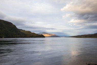 İskoçya 'nın Skye Adası' ndaki Elgol 'daki kayalık plajı. İskoçya 'nın Skye Adası' ndaki Loch Fada Gölü 'nde sisli bir sabahın minimalist İskoç manzarası