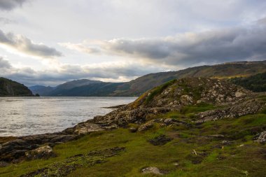 İskoçya 'nın Skye Adası' ndaki Elgol 'daki kayalık plajı. İskoçya 'nın Skye Adası' ndaki Loch Fada Gölü 'nde sisli bir sabahın minimalist İskoç manzarası