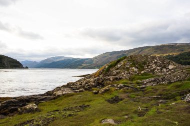 İskoçya 'nın Skye Adası' ndaki Elgol 'daki kayalık plajı. İskoçya 'nın Skye Adası' ndaki Loch Fada Gölü 'nde sisli bir sabahın minimalist İskoç manzarası