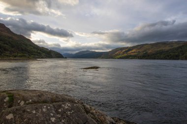 İskoçya 'nın Skye Adası' ndaki Elgol 'daki kayalık plajı. İskoçya 'nın Skye Adası' ndaki Loch Fada Gölü 'nde sisli bir sabahın minimalist İskoç manzarası