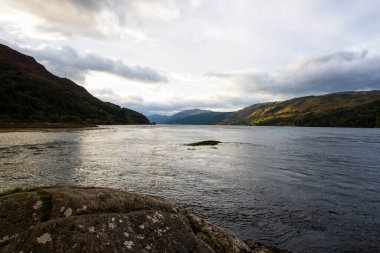 İskoçya 'nın Skye Adası' ndaki Elgol 'daki kayalık plajı. İskoçya 'nın Skye Adası' ndaki Loch Fada Gölü 'nde sisli bir sabahın minimalist İskoç manzarası