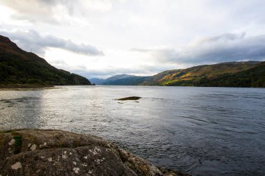 İskoçya 'nın Skye Adası' ndaki Elgol 'daki kayalık plajı. İskoçya 'nın Skye Adası' ndaki Loch Fada Gölü 'nde sisli bir sabahın minimalist İskoç manzarası
