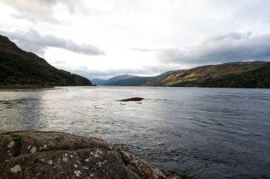 İskoçya 'nın Skye Adası' ndaki Elgol 'daki kayalık plajı. İskoçya 'nın Skye Adası' ndaki Loch Fada Gölü 'nde sisli bir sabahın minimalist İskoç manzarası