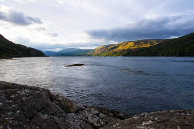 İskoçya 'nın Skye Adası' ndaki Elgol 'daki kayalık plajı. İskoçya 'nın Skye Adası' ndaki Loch Fada Gölü 'nde sisli bir sabahın minimalist İskoç manzarası