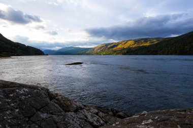 İskoçya 'nın Skye Adası' ndaki Elgol 'daki kayalık plajı. İskoçya 'nın Skye Adası' ndaki Loch Fada Gölü 'nde sisli bir sabahın minimalist İskoç manzarası