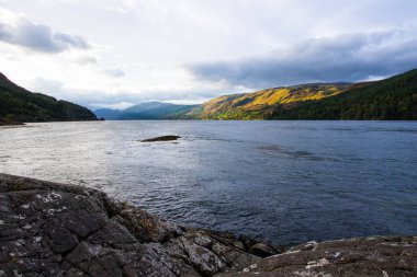 İskoçya 'nın Skye Adası' ndaki Elgol 'daki kayalık plajı. İskoçya 'nın Skye Adası' ndaki Loch Fada Gölü 'nde sisli bir sabahın minimalist İskoç manzarası