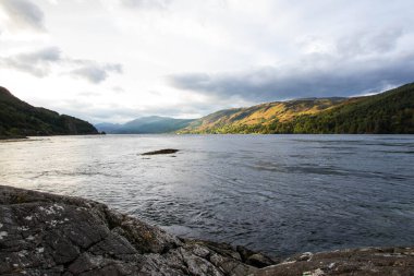 İskoçya 'nın Skye Adası' ndaki Elgol 'daki kayalık plajı. İskoçya 'nın Skye Adası' ndaki Loch Fada Gölü 'nde sisli bir sabahın minimalist İskoç manzarası