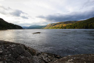 İskoçya 'nın Skye Adası' ndaki Elgol 'daki kayalık plajı. İskoçya 'nın Skye Adası' ndaki Loch Fada Gölü 'nde sisli bir sabahın minimalist İskoç manzarası