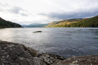 İskoçya 'nın Skye Adası' ndaki Elgol 'daki kayalık plajı. İskoçya 'nın Skye Adası' ndaki Loch Fada Gölü 'nde sisli bir sabahın minimalist İskoç manzarası