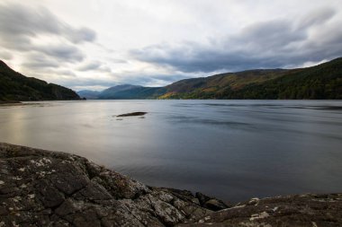İskoçya 'nın Skye Adası' ndaki Elgol 'daki kayalık plajı. İskoçya 'nın Skye Adası' ndaki Loch Fada Gölü 'nde sisli bir sabahın minimalist İskoç manzarası