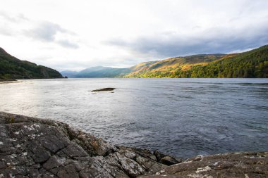 İskoçya 'nın Skye Adası' ndaki Elgol 'daki kayalık plajı. İskoçya 'nın Skye Adası' ndaki Loch Fada Gölü 'nde sisli bir sabahın minimalist İskoç manzarası