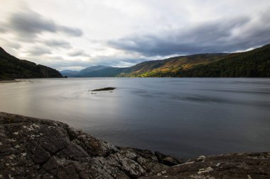 İskoçya 'nın Skye Adası' ndaki Elgol 'daki kayalık plajı. İskoçya 'nın Skye Adası' ndaki Loch Fada Gölü 'nde sisli bir sabahın minimalist İskoç manzarası