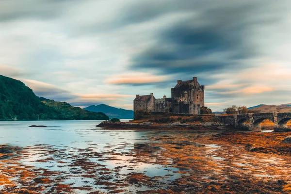 İskoçya 'daki Ortaçağ Eilean Donan Kalesi. İskoçya 'nın Skye Adası' ndaki Loch Fada Gölü 'nde sisli bir sabahın minimalist İskoç manzarası.
