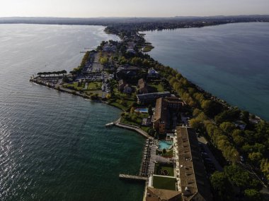 Lombardy, İtalya 'daki Garda Gölü boyunca Sirmione kasabasının hava manzarası.