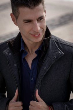 Zarif mavi gömlekli şık bir takım elbise giyen çekici bir adamın portresi. Serbest çalışan bir mimar fotoğraf çekimi için poz veriyor. Başarılı bir iş adamı yaşam tarzı konsepti