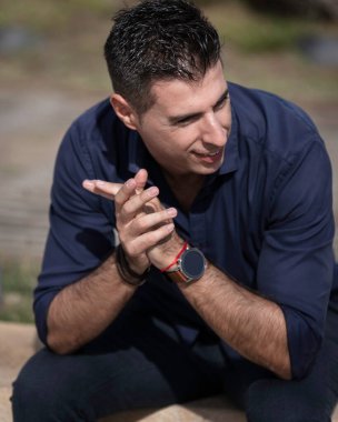 Lizbon nehir kenarında tek başına oturan genç ve zarif bir işadamının portresi. Bankta oturan zarif serbest çalışan bir mimar resmi bir mavi gömlek giyiyor. Başarılı konsept