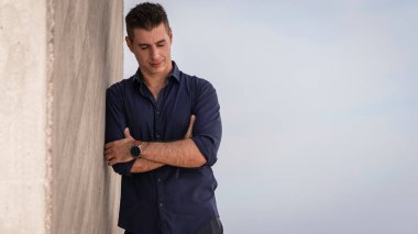 Portekiz, Lizbon 'daki Tejo nehir kenarı boyunca poz veren güzel bir gencin portresi. Şık serbest çalışan mimar şehir merkezindeki şehir konsept binasının yakınında tek başına dinleniyor..