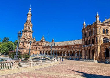 Seville, İspanya: 03-07-2021: Sevilla Sevilla Plaza de Espana, Endülüs İspanya meydanı. Parque de Maria Luisa 'da bir meydan, tarihi eser. Arapça seramik biçimi. 