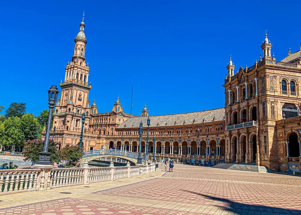 Seville, İspanya: 03-07-2021: Sevilla Sevilla Plaza de Espana, Endülüs İspanya meydanı. Parque de Maria Luisa 'da bir meydan, tarihi eser. Arapça seramik biçimi. 