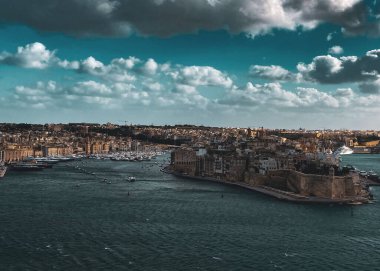 Malta: 03-09-2021: Sabahleyin Yukarı Barrakka Bahçeleri 'nden Grand Harbor' a bakın, Valetta, Malta.