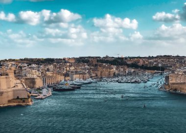 Malta: 03-09-2021: Sabahleyin Yukarı Barrakka Bahçeleri 'nden Grand Harbor' a bakın, Valetta, Malta.