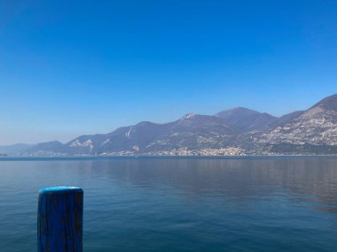 Bergamo, İtalya: 10-02-2022: Oglio Nehri tarafından beslenen İtalya 'nın Lombardiya kentindeki dördüncü büyük göl olan Iseo Gölü Panoramiği.
