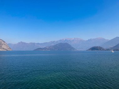 Bergamo, İtalya: 10-02-2022: Oglio Nehri tarafından beslenen İtalya 'nın Lombardiya kentindeki dördüncü büyük göl olan Iseo Gölü Panoramiği.