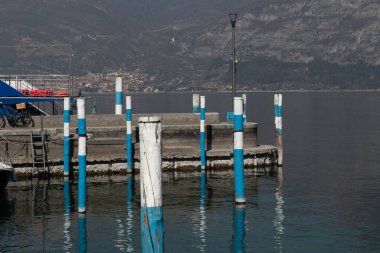 Bergamo, İtalya: 10-02-2022: Oglio Nehri tarafından beslenen İtalya 'nın Lombardiya kentindeki dördüncü büyük göl olan Iseo Gölü Panoramiği.
