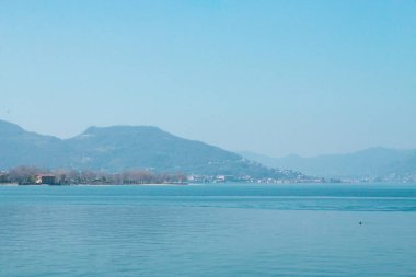 Bergamo, İtalya: 10-02-2022: Oglio Nehri tarafından beslenen İtalya 'nın Lombardiya kentindeki dördüncü büyük göl olan Iseo Gölü Panoramiği.
