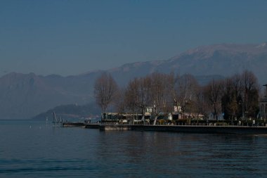 Bergamo, İtalya: 10-02-2022: Oglio Nehri tarafından beslenen İtalya 'nın Lombardiya kentindeki dördüncü büyük göl olan Iseo Gölü Panoramiği.