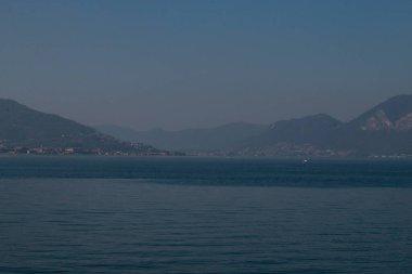 Bergamo, İtalya: 10-02-2022: Oglio Nehri tarafından beslenen İtalya 'nın Lombardiya kentindeki dördüncü büyük göl olan Iseo Gölü Panoramiği.